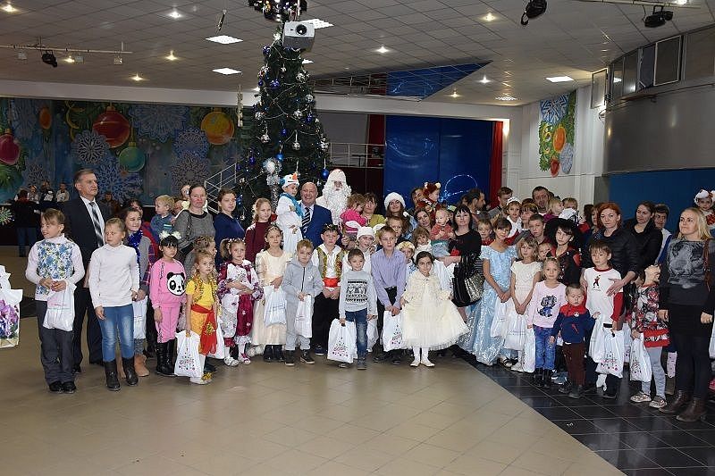 Дарить радость людям. В поселке Мостовском прошел благотворительный праздник для детей