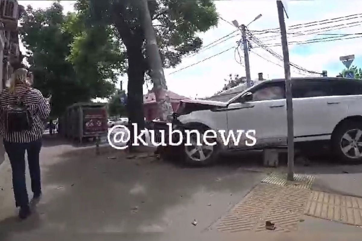 В центре Краснодара после ДТП «Рендж Ровер» врезался в столб. Пострадала женщина