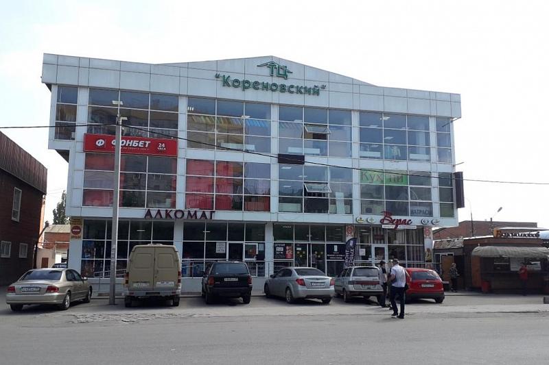 Фасад торгового центра «Кореновский» в Прикубанском внутригородском округе преобразился.