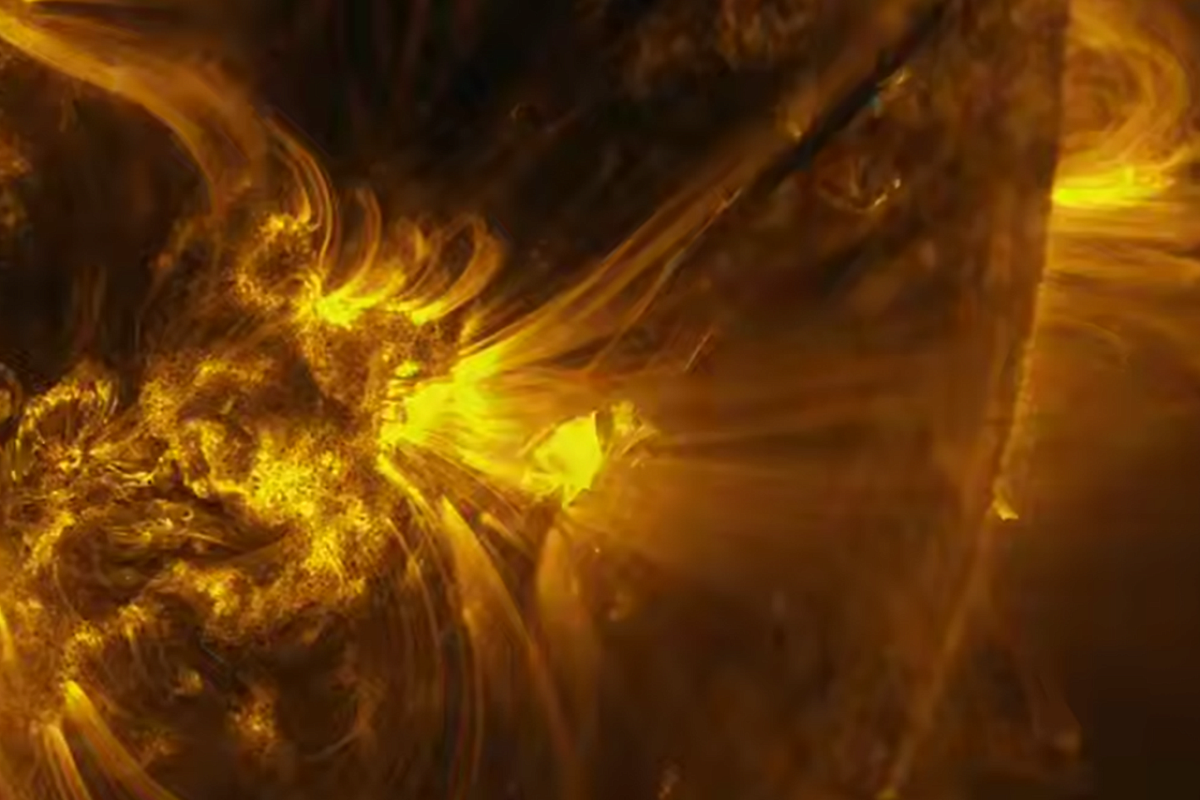Солнце разбушевалось: гигантский комплекс пятен разразился вспышкой уровня Х