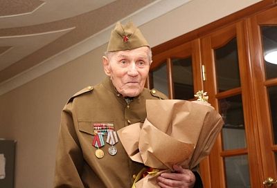 Вениамин Кондратьев поздравил ветерана Великой Отечественной войны с днем рождения