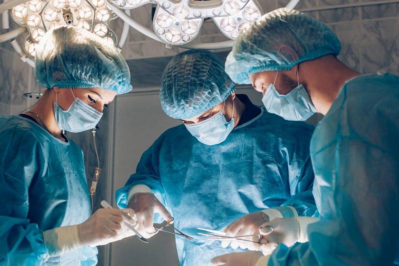 Размером с футбольный мяч: в Краснодарском крае хирурги удалили пациентке две крупные опухоли 