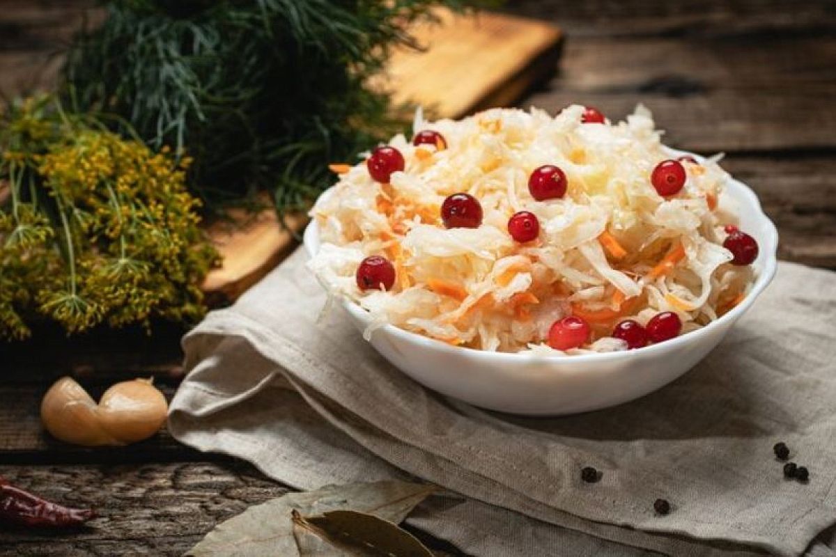 Квашеная капуста с брусникой и редькой - простой рецепт, который не подведет. Получается идеально каждый раз