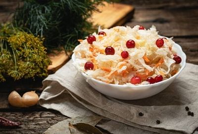 Квашеная капуста с брусникой и редькой - простой рецепт, который не подведет. Получается идеально каждый раз