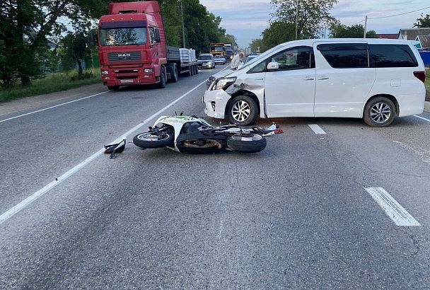 Пострадавший в ДТП с минивэном мотоциклист умер в больнице Славянска-на-Кубани