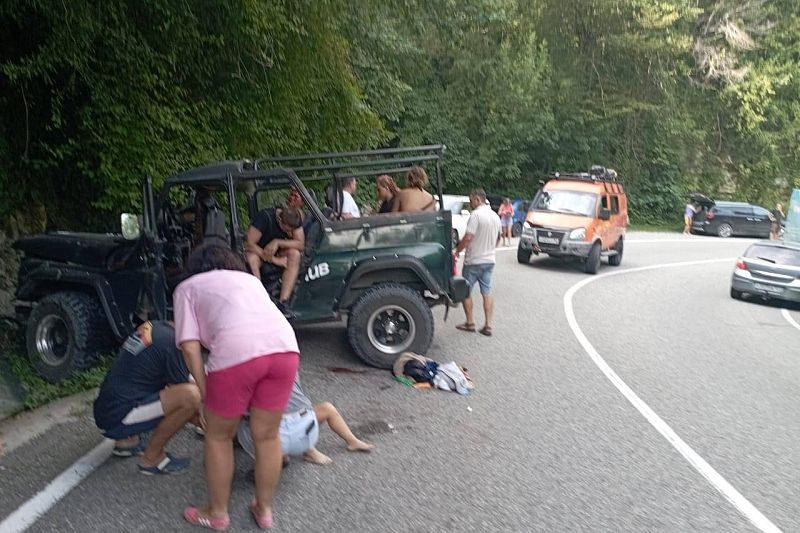 В Сочи врезавшийся в скалу экскурсионный джип не был оборудован для безопасной перевозки туристов
