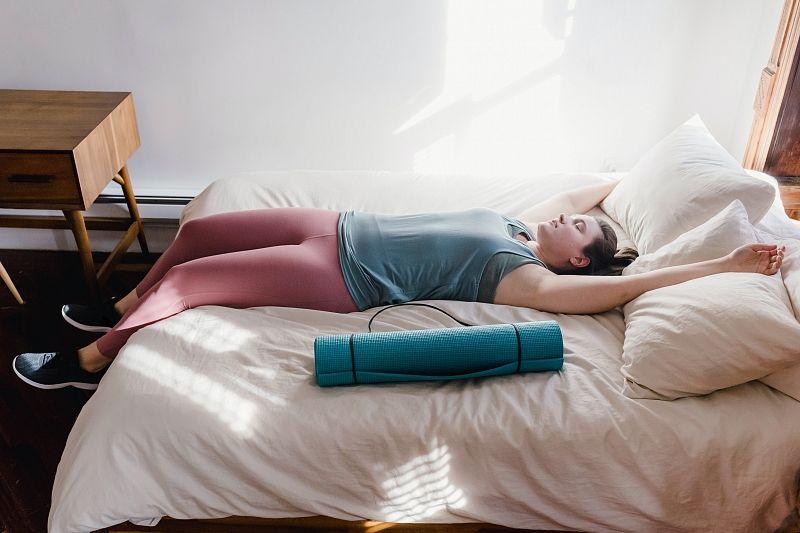 Диетолог рассказала, какие правила помогут похудеть лежа на диване