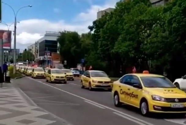 В Краснодаре 9 мая такси проехали колонной. Полиция проводит проверку