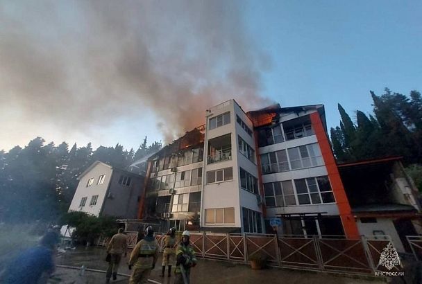 В Сочи несколько часов тушили пожар в многоэтажном доме