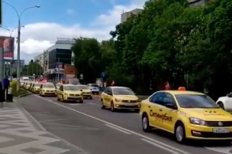 В Краснодаре 9 мая такси проехали колонной. Полиция проводит проверку