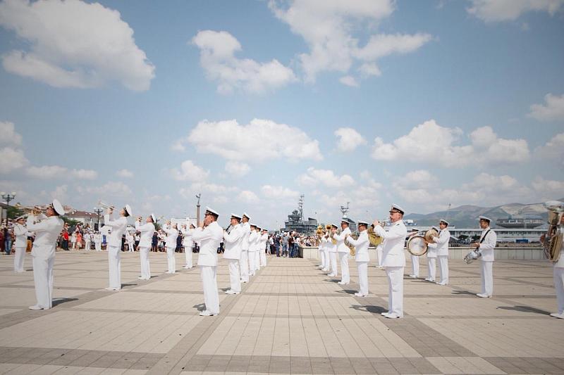 Морской парад в Новороссийской бухте.