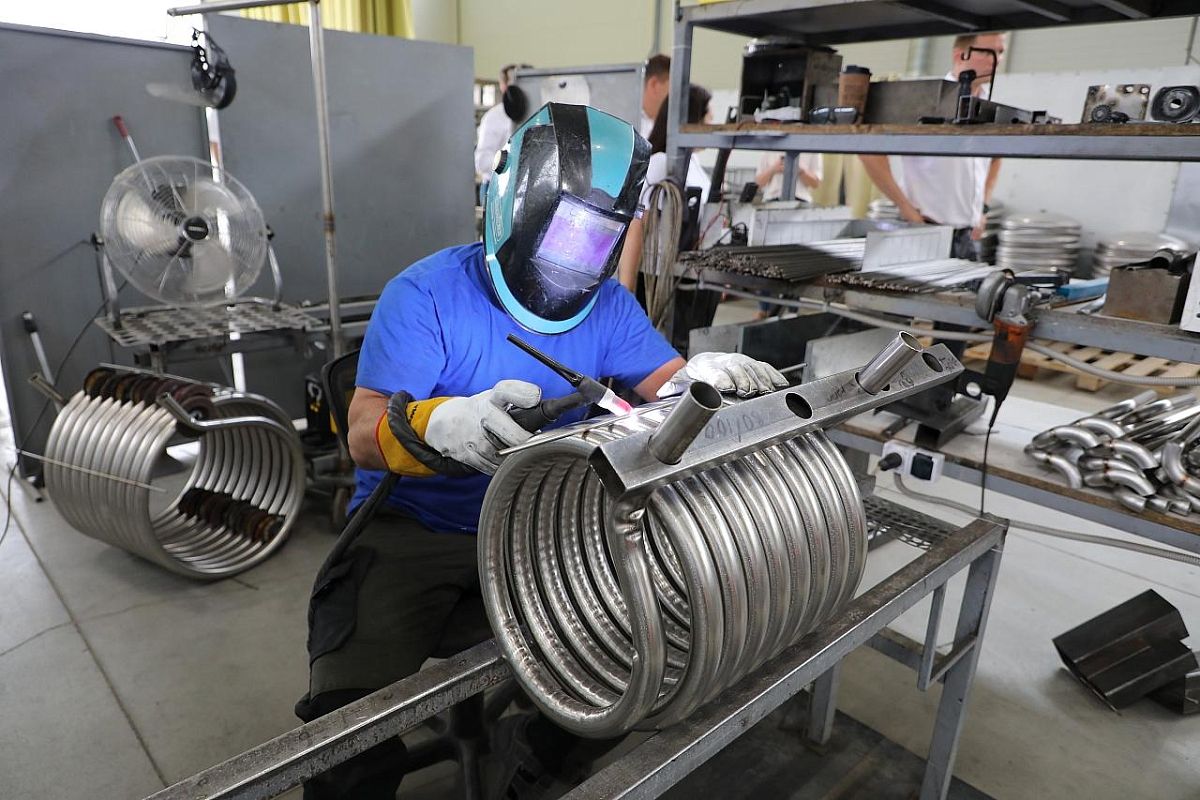 Компания по изготовлению устройств для систем отопления и водоснабжения наладила выпуск электрических полотенцесушителей и бойлеров объемом 800 литров. 