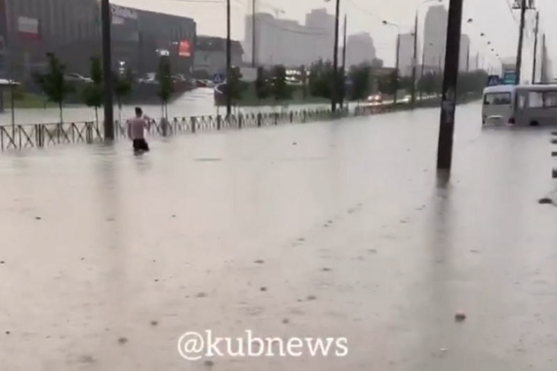 Потоп на улице Московской в Краснодаре: движение транспорта восстановлено
