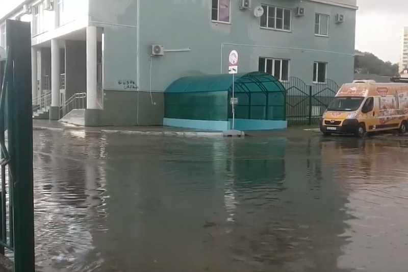 Летний дождь затопил улицы Сочи