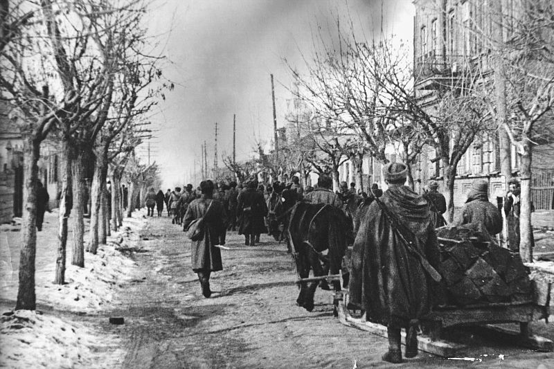 Спустя долгие месяцы оккупации по улице Красной наконец шагали советские, а не фашистские солдаты.