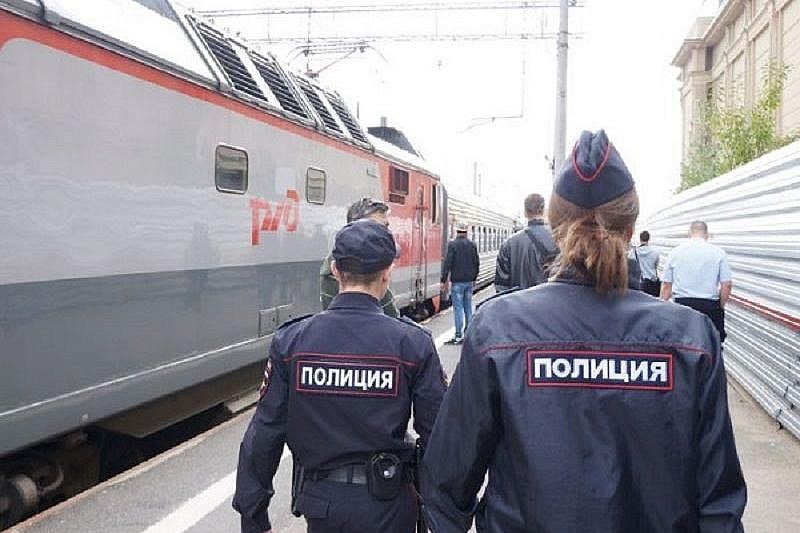 Мешала отдыхать попутчикам: в Краснодарском крае сняли с поезда пьяную пассажирку
