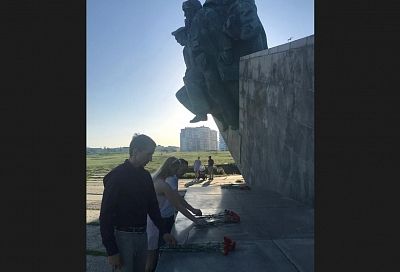 Участники «кровавой» фотосессии на Малой земле в Новороссийске извинились и возложили цветы к мемориалу