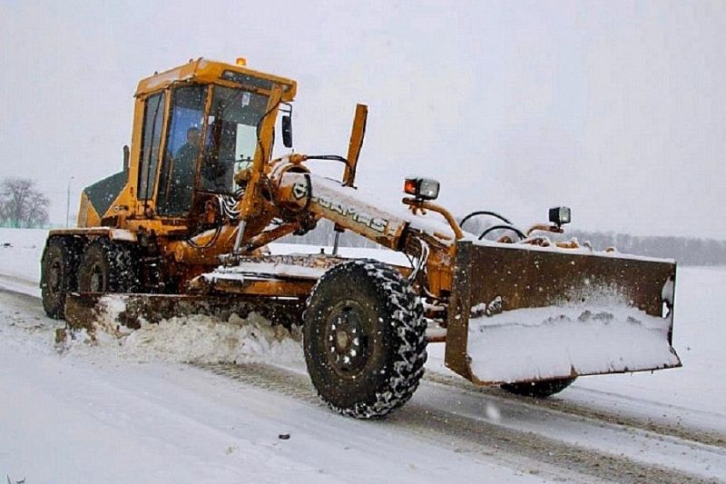 На дорогах Кубани работает снегоуборочная техника
