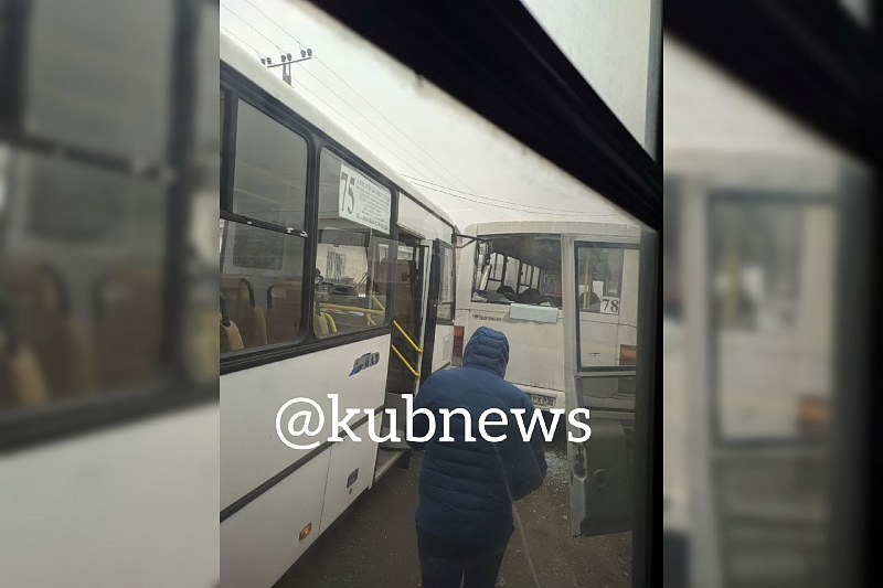 В Краснодаре автобус ПАЗ пробил стекло маршрутки 