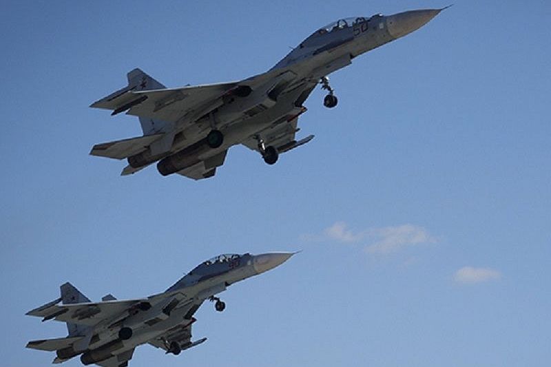 Новейшие истребители Су-30СМ подняли в воздух для перехвата самолета-разведчика «противника»
