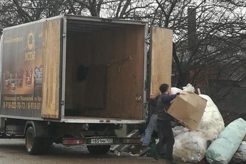 В Краснодаре поймали водителя, сгружавшего мусор на дорогу