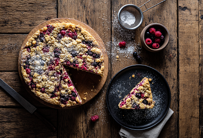 Нежный пирог с ягодами и хрустящей крошкой