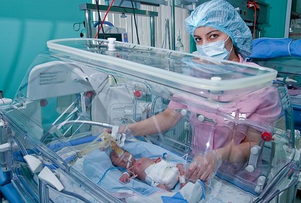 Сочинские врачи спасли новорожденных двойняшек от слепоты