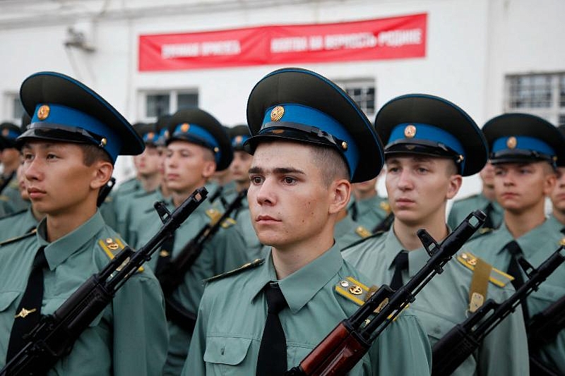 Российским военнослужащим и сотрудникам силовых структур повысят оклады