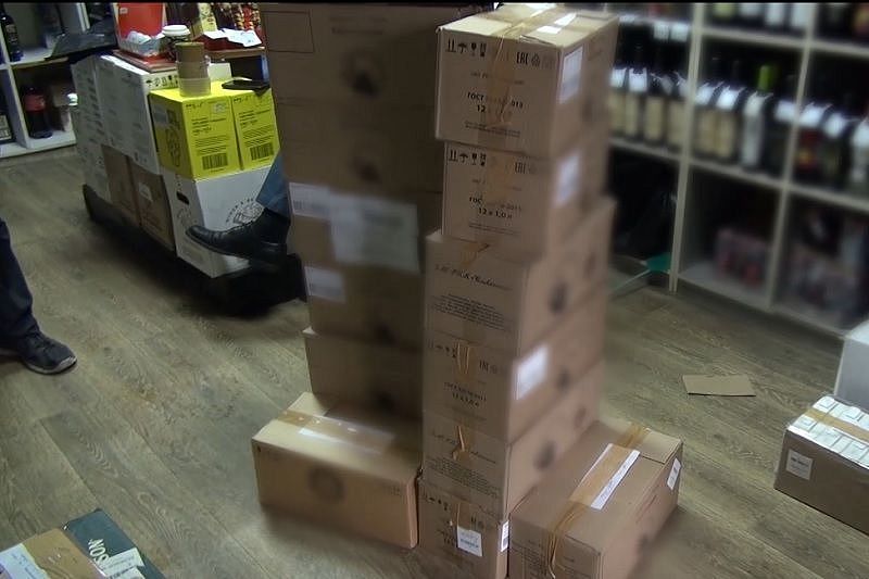В Краснодаре полицейские нашли склад с 4 тоннами контрафактного алкоголя