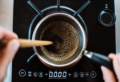 Когда снимать кофе с огня в турке: мой проверенный способ — по краям шапки, без горечи