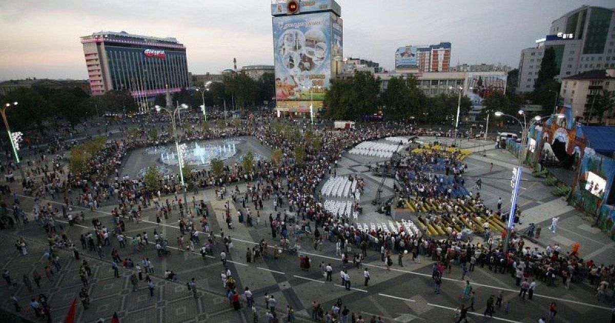 Города краснодара 2018. Театральная площадь Краснодар. День города Краснодар. Площадь Краснодара. Краснодар днем.