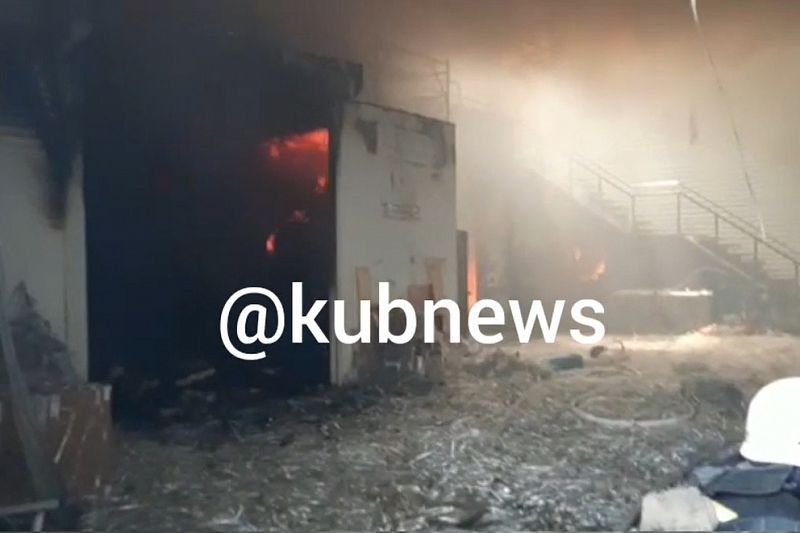 В Краснодаре на улице Новороссийской произошел крупный пожар на складе техсервиса