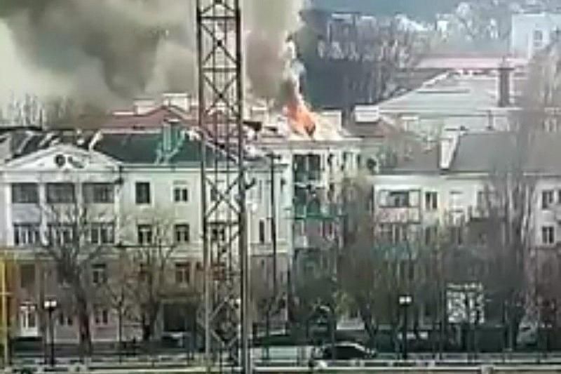 Крупный пожар в многоэтажном доме тушат в Новороссийске