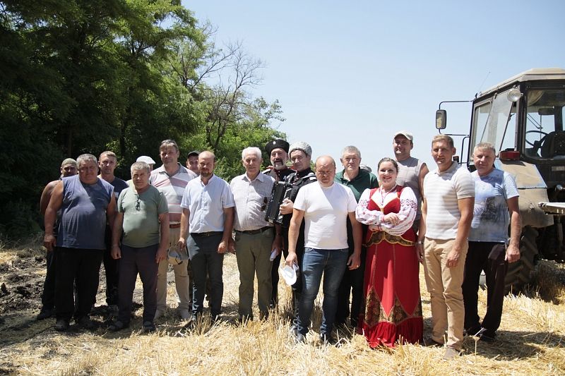 Артисты ансамбля «Колос» с руководством и работниками агропредприятия на передвижном полевом стане.