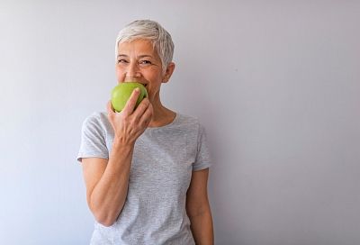 Ешьте каждый день 1 зеленое яблоко в это время суток: 7 веских причин полюбить эту пищевую привычку