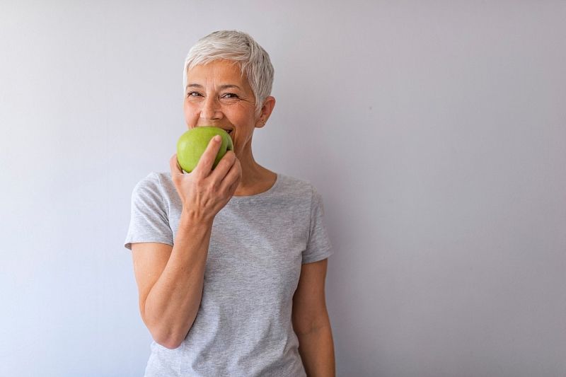 Ешьте каждый день 1 зеленое яблоко в это время суток: 7 веских причин полюбить эту пищевую привычку