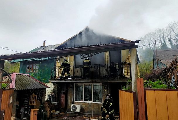 Сотрудники МЧС потушили пожар в частном доме на площади 100 кв.м