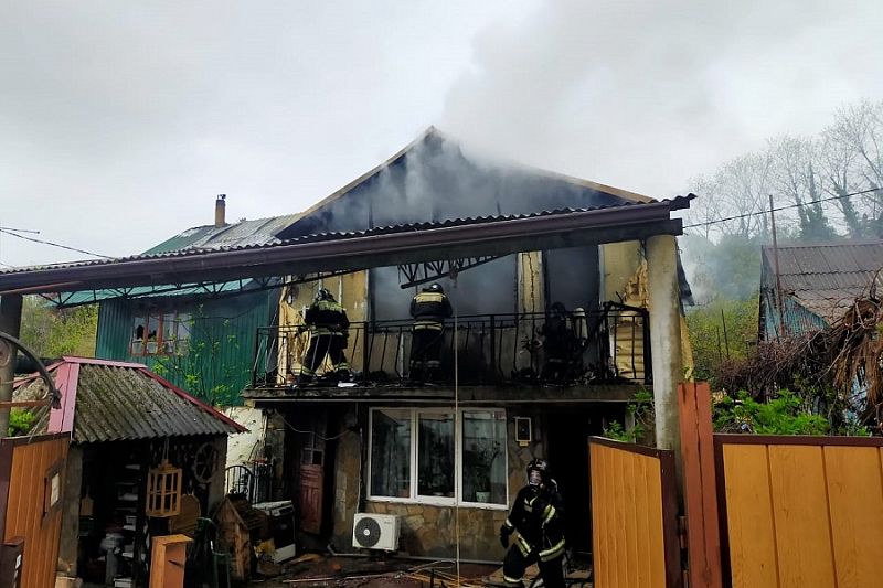 Сотрудники МЧС потушили пожар в частном доме на площади 100 кв.м