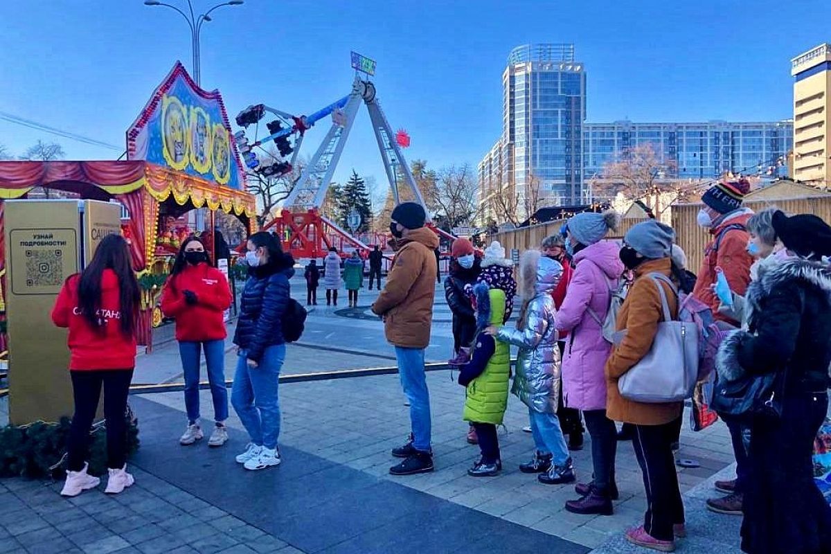 Установленный в Краснодаре новогодний холодильник опустел меньше чем за минуту