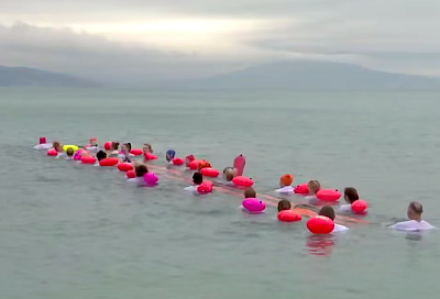 Массовый заплыв с 12-метровой Георгиевской лентой состоялся в Новороссийске