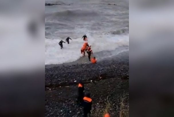 Опубликовано видео спасения туриста, унесенного в море в Сочи