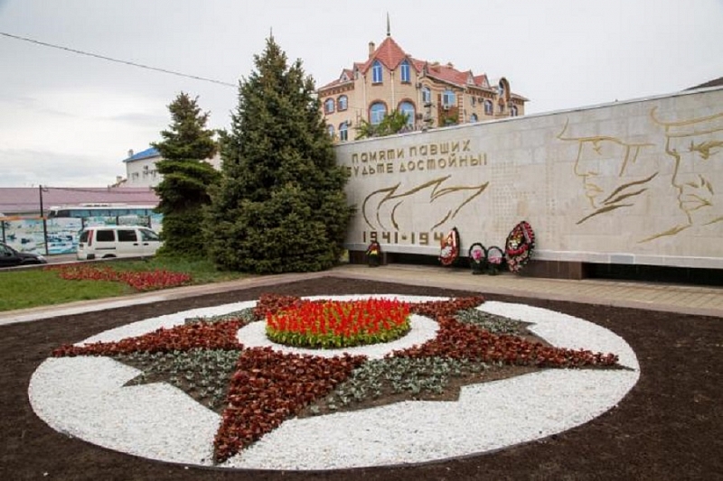 В Анапе обновляют цветы на памятниках военной истории