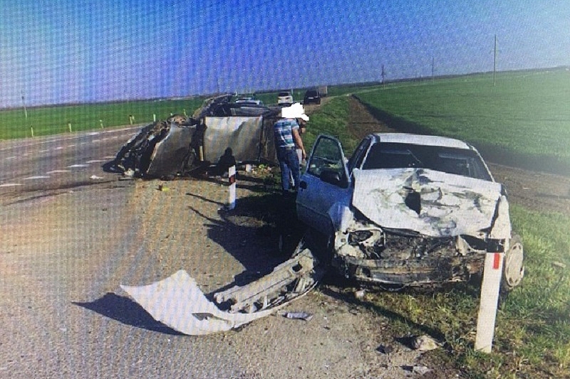 В Краснодарском крае в жестком ДТП на перекрестке погиб водитель ВАЗ-2108