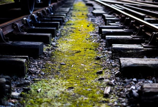 В Сочи пассажирский поезд сбил девушку