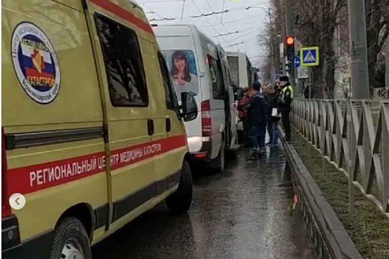 В Краснодаре столкнулись две маршрутки. Четыре пассажира госпитализированы