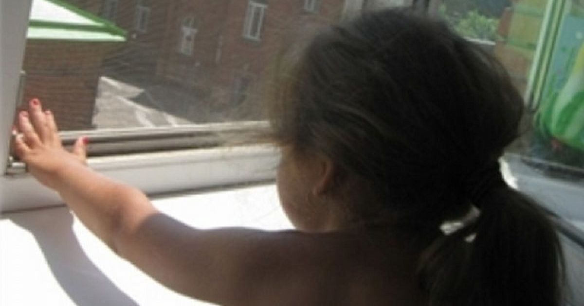 Девушка со 2 го этажа. Москитная сетка выпала из окна. Ребенок выпал из окна москитная сетка. Девушка выглядывает с балкона. Маленькая девочка на подоконнике.