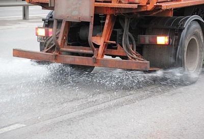 189 машин и 37 тонн песко-соляной смеси: как дороги Краснодара обрабатывают от гололеда