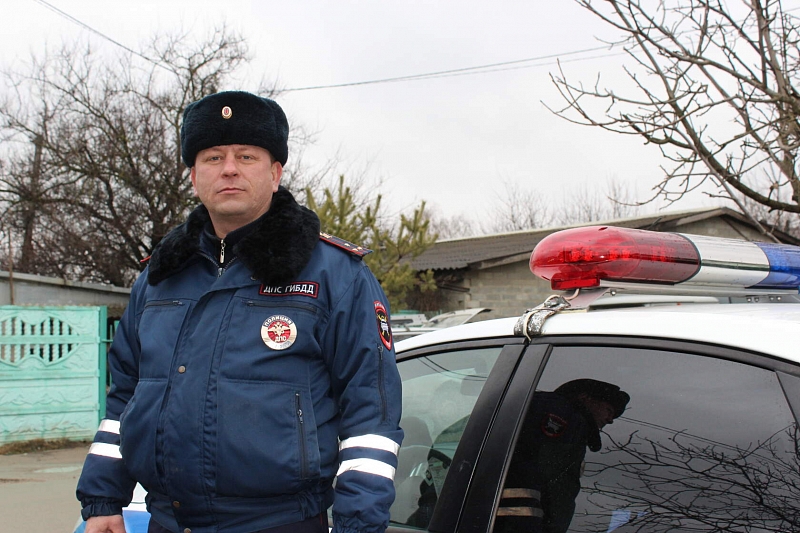 В Краснодарском крае инспектор ДПС экстренно доставил в больницу пострадавшую женщину