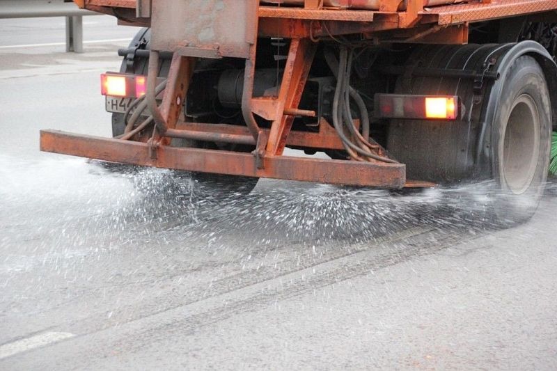 189 машин и 37 тонн песко-соляной смеси: как дороги Краснодара обрабатывают от гололеда