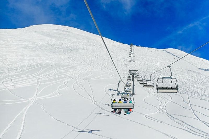 В горах под Сочи остановили канатную дорогу из-за катавшихся в лавиноопасных зонах лыжников и сноубордистов